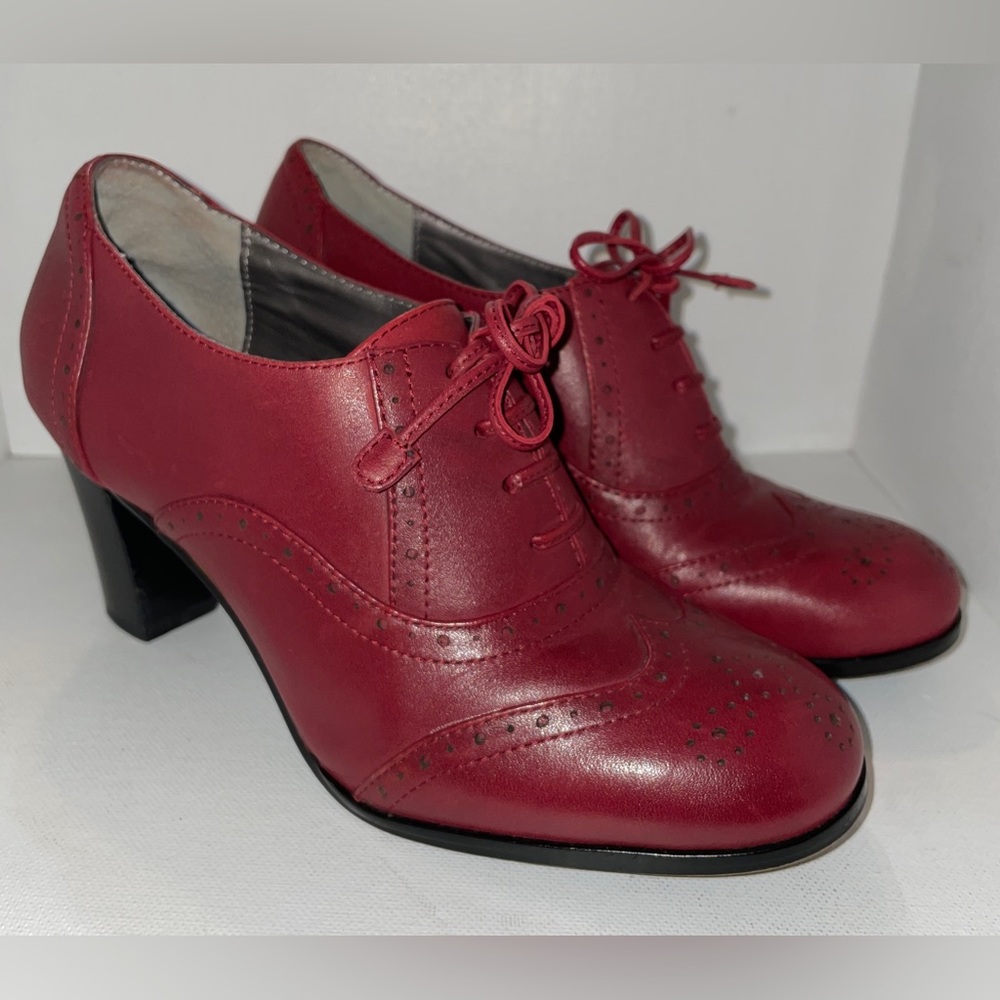 Adrienne Vittadini Wing Tip Oxford High Heel Brogue Shoes- Size 6M- Maroon